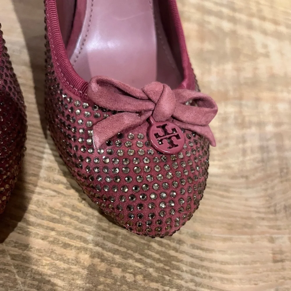 Tory Burch Phoenix Charm Logo Pumps Size 7.5M Pave Crystal‎ Conceria Cameo Shoes